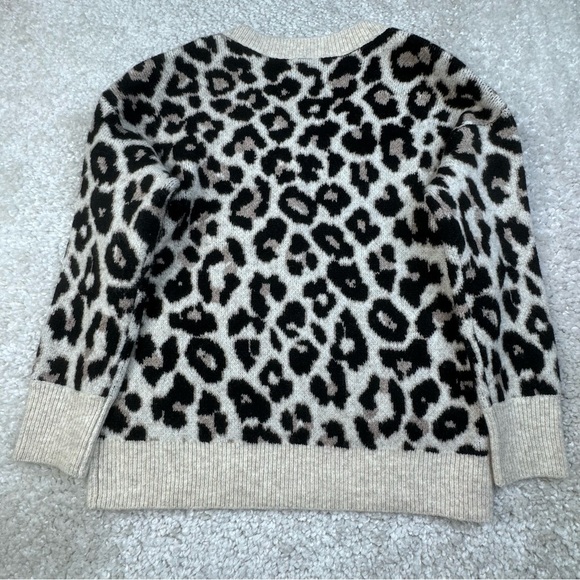 Vince Camuto Leopard Cheetah Print Soft Cozy Sweater. Vneck oversized XS - Picture 3 of 7